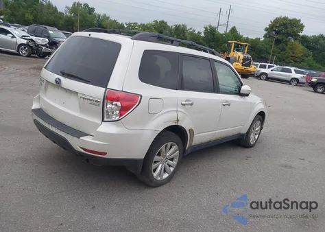 2011 Subaru Forester 2.5X Premium из США, поврежденный, VIN JF2SHADCXBH711545